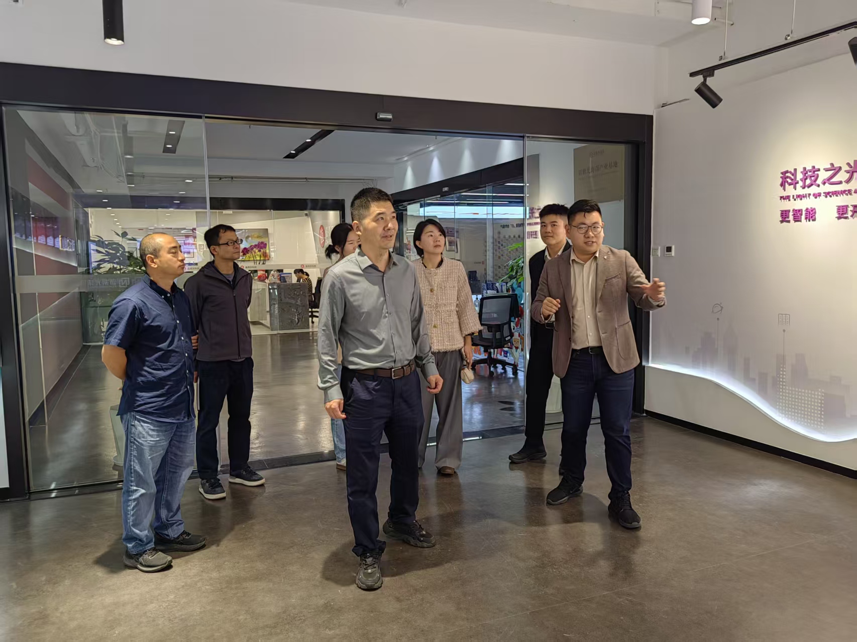 产学研协同赋能自贸港建设海南省工业研究所赴新紫光集团海南产业基地开展深度交流